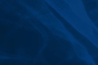 Modaya uygun mavi renkli düşük kontrastlı soyut arka plan ışık ve gölge yakıcı etkisi. Işık camdan geçer. Su altyapısı. 2020 yıllık renk eğilimi