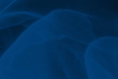 Modaya uygun mavi renkli düşük kontrastlı soyut arka plan ışık ve gölge yakıcı etkisi. Işık camdan geçer. Su altyapısı. 2020 yıllık renk eğilimi