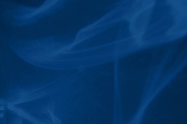 Modaya uygun mavi renkli düşük kontrastlı soyut arka plan ışık ve gölge yakıcı etkisi. Işık camdan geçer. Su altyapısı. 2020 yıllık renk eğilimi