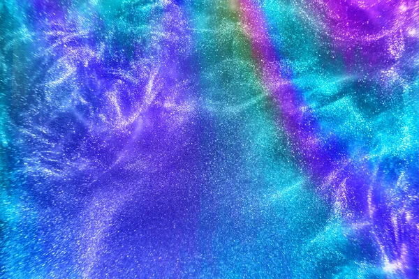 摘要霓虹灯色彩艳丽的粒子流经水底 水底的尘埃深度较浅 假日迪斯科魔法在水的节日派对背景下闪烁着光芒 重点不突出 — 图库照片