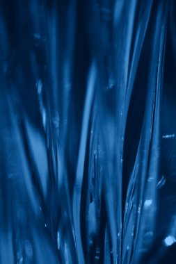 Soyut bulanık, yumuşak odaklı fütüristik koyu mavi cam dalgalı arka plan. 2020 eğilimli renk konsepti