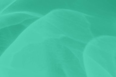 Işık ve gölgeli yakıcı efektli naneli, soyut arkaplan. Işık camdan geçer. 2020 yıllık renk eğilimi