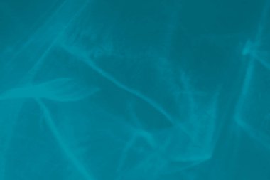 Moda mavisi soyut arka plan, ışık ve gölge yakıcı etkisi var. Işık bir bardaktan geçer, su dokusu üstüste gelir.