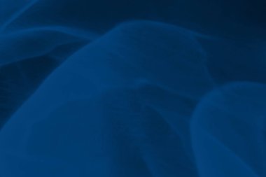 Modaya uygun mavi renkli düşük kontrastlı soyut arka plan ışık ve gölge yakıcı etkisi. Işık camdan geçer. Su altyapısı. 2020 yıllık renk eğilimi