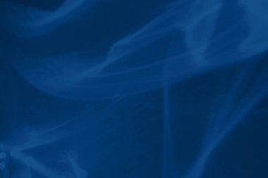 Modaya uygun mavi renkli düşük kontrastlı soyut arka plan ışık ve gölge yakıcı etkisi. Işık camdan geçer. Su altyapısı. 2020 yıllık renk eğilimi