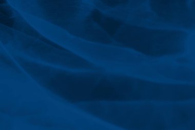 Modaya uygun mavi renkli düşük kontrastlı soyut arka plan ışık ve gölge yakıcı etkisi. Işık camdan geçer. Su altyapısı. 2020 yıllık renk eğilimi