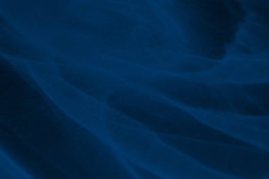 Modaya uygun mavi renkli düşük kontrastlı soyut arka plan ışık ve gölge yakıcı etkisi. Işık camdan geçer. Su altyapısı. 2020 yıllık renk eğilimi