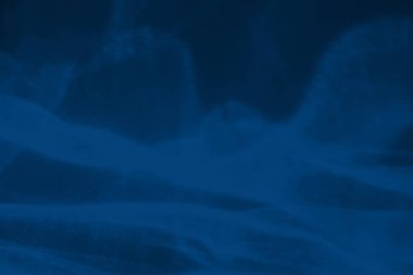 Modaya uygun mavi renkli düşük kontrastlı soyut arka plan ışık ve gölge yakıcı etkisi. Işık camdan geçer. Su altyapısı. 2020 yıllık renk eğilimi