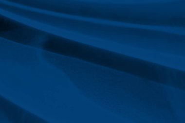 Modaya uygun mavi renkli düşük kontrastlı soyut arka plan ışık ve gölge yakıcı etkisi. Işık camdan geçer. Su altyapısı. 2020 yıllık renk eğilimi