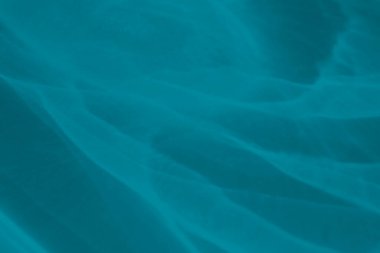 Moda mavisi soyut arka plan, ışık ve gölge yakıcı etkisi var. Işık bir bardaktan geçer, su dokusu üstüste gelir.