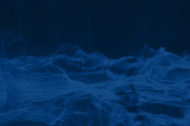 Modaya uygun mavi renkli düşük kontrastlı soyut arka plan ışık ve gölge yakıcı etkisi. Işık camdan geçer. Su altyapısı. 2020 yıllık renk eğilimi