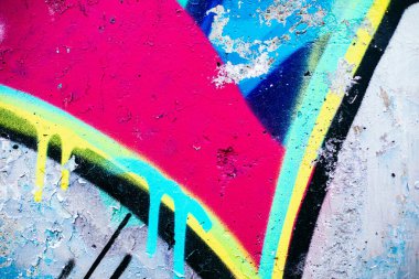 Renkli kentsel duvar dokusuna yakın çekim. Duvar kağıdı tasarımı için modern model. Yaratıcı şehir geçmişi. Soyut açık kompozisyon.