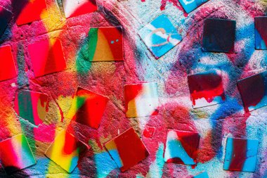 Renkli kentsel duvar dokusuna yakın çekim. Duvar kağıdı tasarımı için modern model. Yaratıcı şehir geçmişi. Soyut açık kompozisyon.