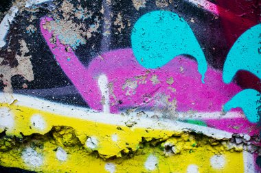 Renkli kentsel duvar dokusuna yakın çekim. Duvar kağıdı tasarımı için modern model. Yaratıcı şehir geçmişi. Soyut açık kompozisyon.