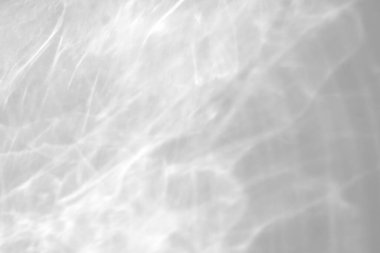 Fotoğraf ve maketler için su dokusu örtüsü etkisi. Beyaz bir duvara organik gölge ve ışık yakıcı etki bırakıyor. Doğal ışık efektleri için gölgeler