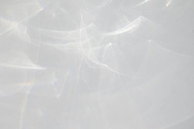 Bulanık su dokusu, fotoğraf ve maketler için örtüşüyor. Beyaz bir duvarda gökkuşağı kırılması olan organik gölge yakıcı etkisi. Doğal ışık efektleri için gölgeler