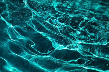 Koyu yeşil zümrüt renginde kabarcıklar ve sıçramalarla kaplı sert su yüzeyi dokusu. Yeni moda soyut doğa geçmişi.