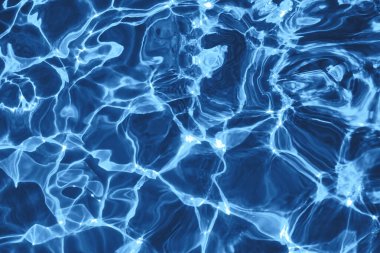 Koyu mavi renkli kabarcıklar ve sıçramalarla kabarık su yüzeyi dokusu yakın çekim. Yeni moda soyut doğa geçmişi. 2020 renk kavramı