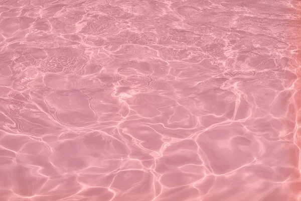 Крупним Планом Спокійна Чиста Поверхня Води Бризками Води Модному Рожевому — стокове фото