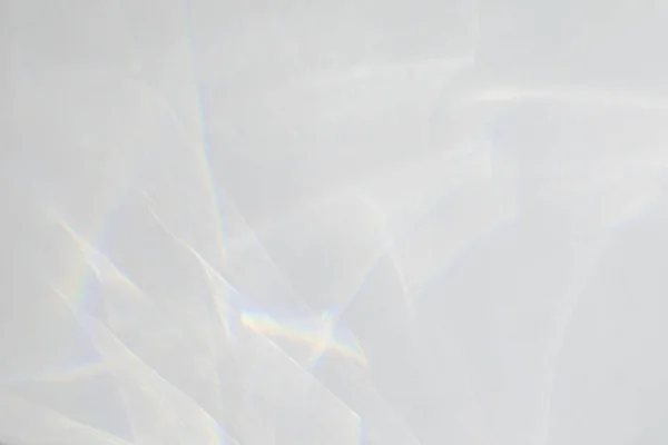模糊的水纹理覆盖效果的照片和模型 有机滴落对角线阴影烧蚀效果与彩虹折射的光在白墙上 自然光效果的阴影 — 图库照片