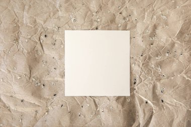 Eski kahverengi buruşuk el işi kağıt dokusu üzerinde Rustik boş tebrik kartı şablonu. Klasik Boho Tatil Dekoru. Düğün davetiyesi maketi. Düz yat, boşluğu kopyala.