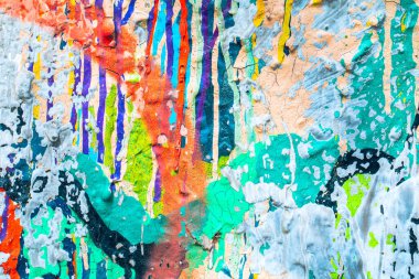 Renkli, dağınık, kentsel duvar dokusuna yakın çekim. Duvar kağıdı tasarımı için modern model. Yaratıcı şehir geçmişi. Soyut açık kompozisyon.