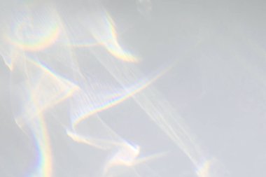 Bulanık su dokusu, fotoğraf ve maketler için örtüşüyor. Beyaz bir duvara organik gölge ve ışık yakıcı etki bırakıyor. Doğal ışık efektleri için gölgeler