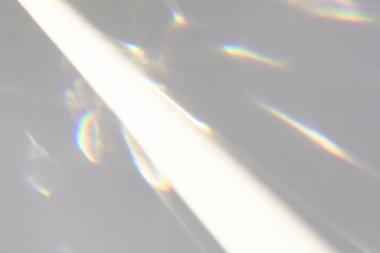 Fotoğraf ve maketler için bulanık kaplama etkisi. Duvar dokusu organik, köşegen gölge ve beyaz bir duvara ışık demetleri. doğal ışık efektleri için gölgeler