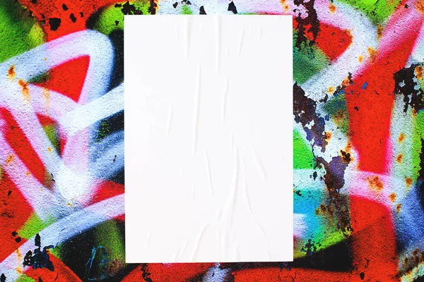 Close up πολύχρωμο βρώμικο βαμμένο αστική υφή τοίχου με τσαλακωμένο πρότυπο αφίσα — Φωτογραφία Αρχείου