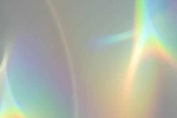 模糊的彩虹圆形光折射纹理覆盖效果的照片和模型 白墙上的有机滴落对角线全息照明弹 自然光效果的阴影 — 图库照片