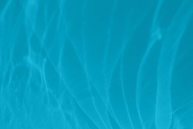 Modaya uygun mavi renkli düşük kontrastlı soyut arka plan ışık ve gölge yakıcı etkisi. Işık camdan geçer. Su altyapısı. 2021 yıllık renk eğilimi