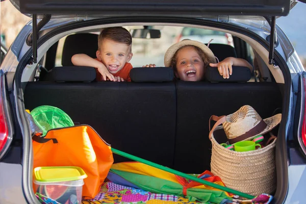 Kids in car arriving at summer vacation — Stock Photo, Image