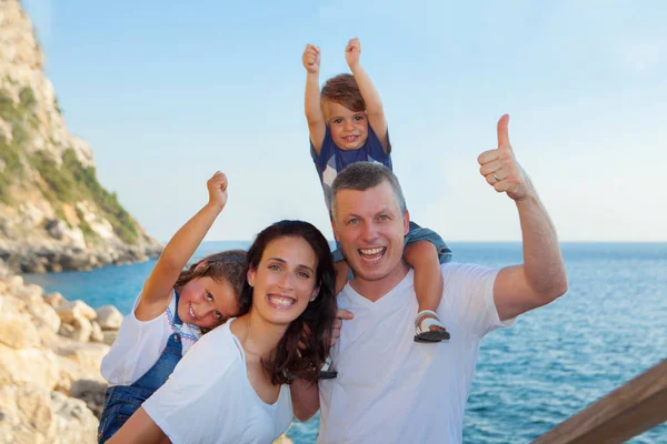 Familie im Urlaub, Mama Papa und Kinder — Stockfoto