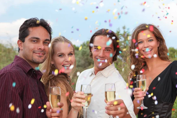 Brinde de champanhe em grupo na festa ou casamento — Fotografia de Stock