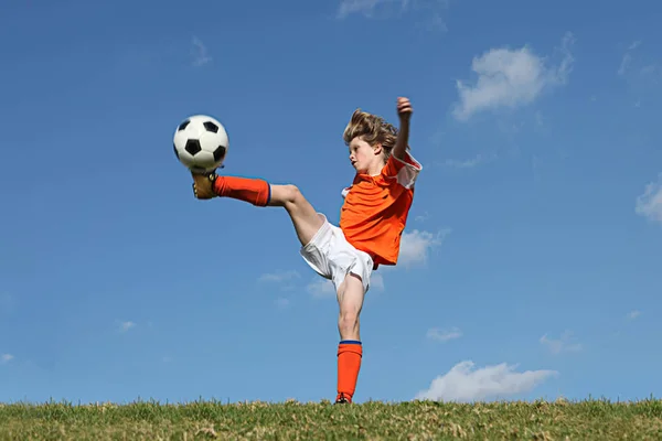 Criança jogando futebol ou futebol — Fotografia de Stock