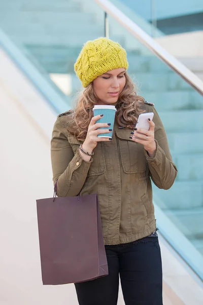 Женщина покупки с кофе и телефон — стоковое фото