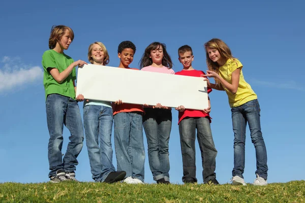 Grupo de crianças diversidade com cartaz de sinal branco — Fotografia de Stock