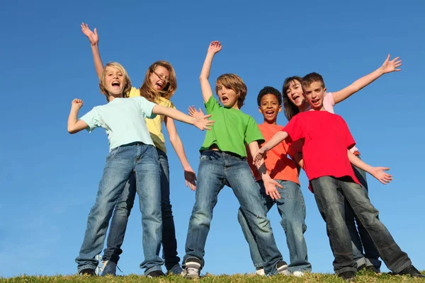 Diversiteit kinderen groep handen verhoogd — Stockfoto