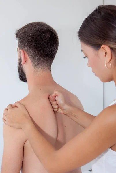 Therapeutische Rückenmassage — Stockfoto