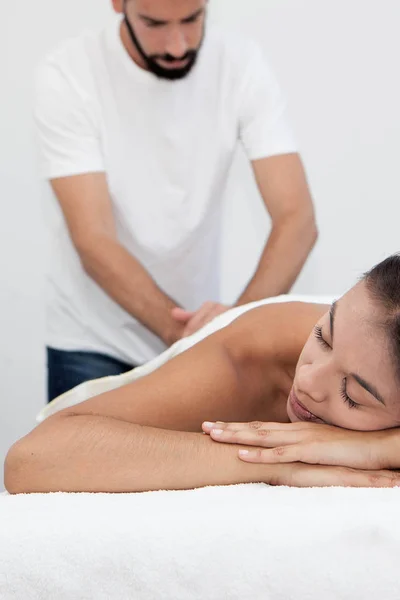 Trattamento di massaggio al centro benessere — Foto Stock