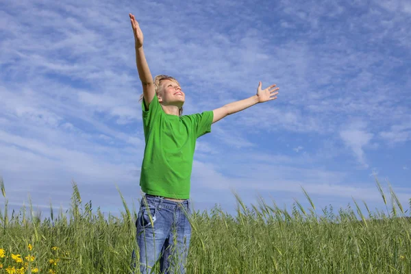 Feliz niño cristiano brazos levantados en la oración . — Foto de Stock