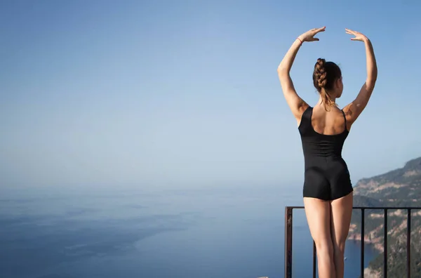 Bailarina o gimnasta sana en forma posando —  Fotos de Stock