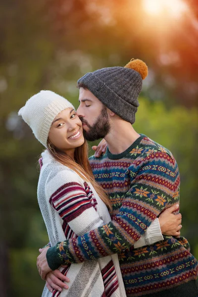 Chłopak i dziewczyna, pocałunek w zimie — Zdjęcie stockowe