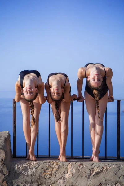 Gymnasts, dancers outdoors stretching — Stock Photo, Image