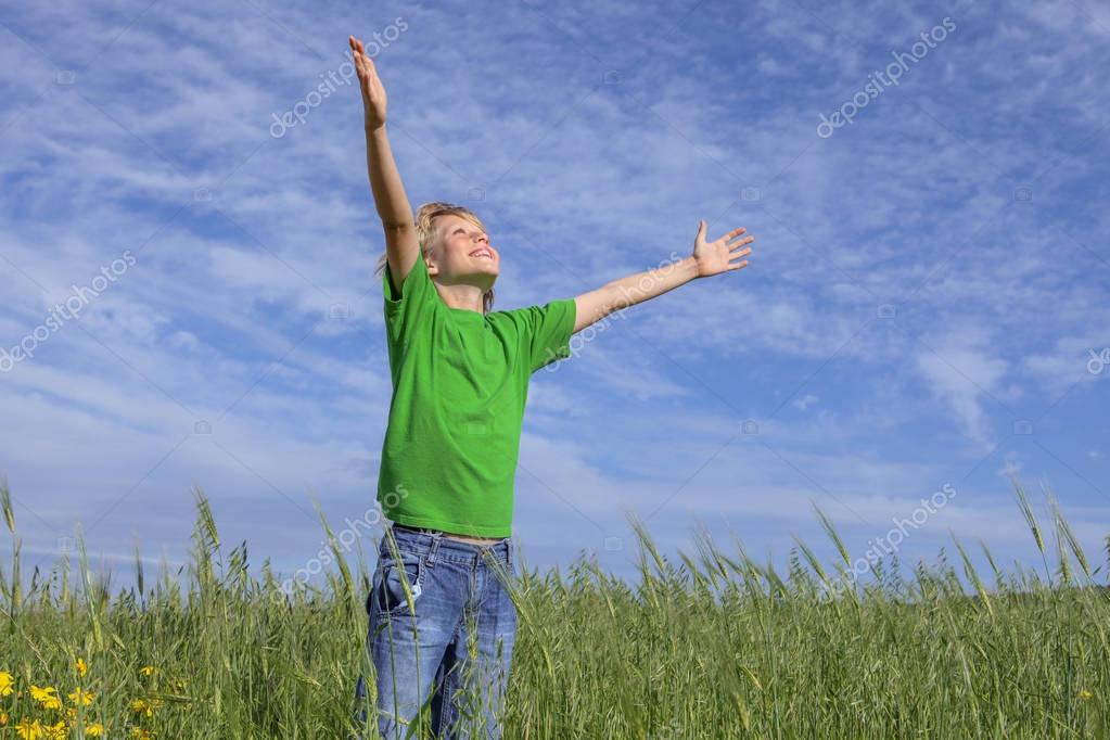 Être heureux... Depositphotos_128853132-stock-photo-happy-christian-boy-arms-raised