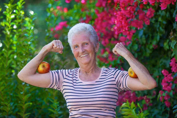 Fuerte Ajuste Activo Sonriendo Mujer Mayor —  Fotos de Stock