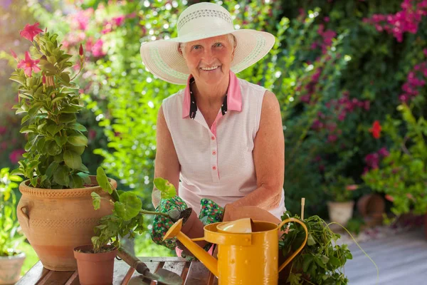 Giardinaggio Attivo Della Donna Pensione — Foto Stock