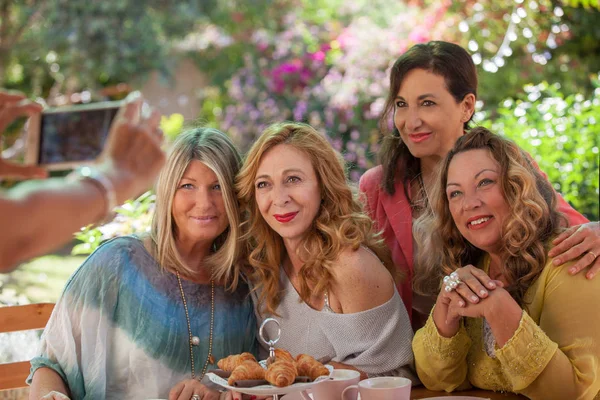 Groep Van Vrouwen Partij Foto — Stockfoto