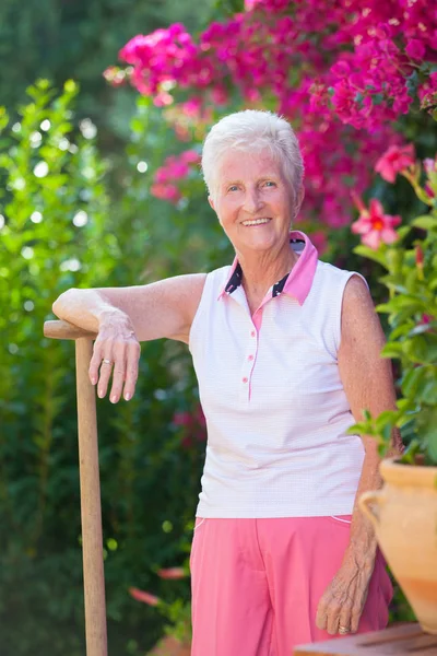 Fit Gezonde Senior Vrouw Tuinieren — Stockfoto