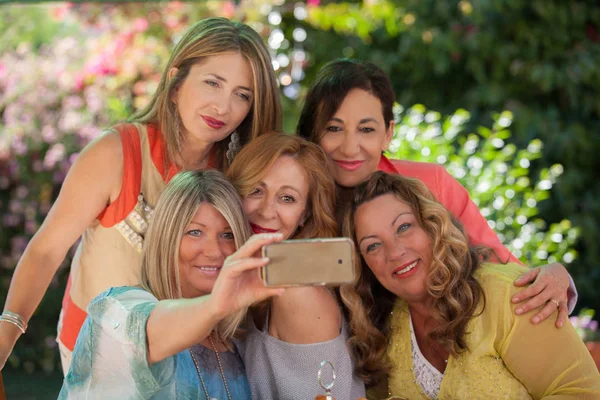 Grupo Mujeres Partido Selfie Con Teléfono Inteligente — Foto de Stock
